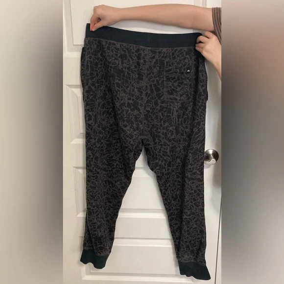 NIKE - Picture 2 of 5